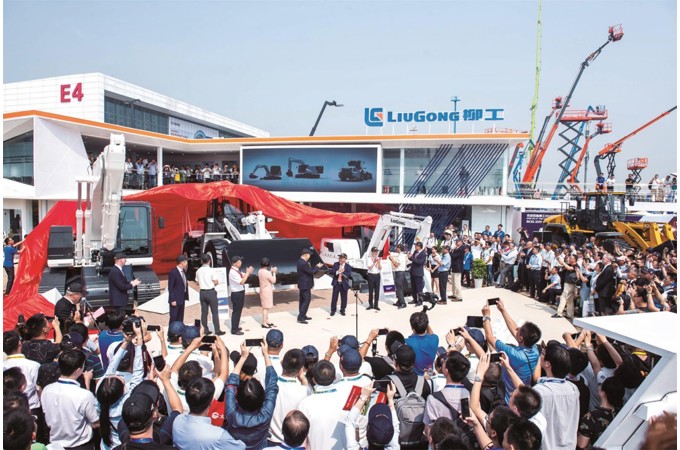 2019年發(fā)布全球首臺商用5G遙控裝載機及三款純電動設備，推動行業(yè)電智化轉(zhuǎn)型邁出堅實的一步
