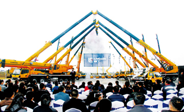 十年攀登不止 共筑共創共贏 安徽柳工舉辦2018年商務大會暨起重機銷售萬臺慶典儀式