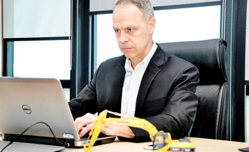 提升研發試驗能力　愛德華有秘密武器——記柳工“中國政府友誼獎”獲得者愛德華