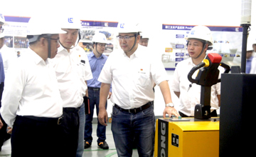 深入基層調研 解決一線問題 公司領導曾光安、黃海波到叉車公司進行調研