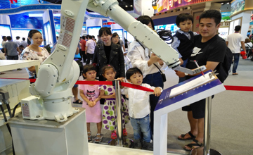 柳工機(jī)器人首次亮相自治區(qū)科技會展