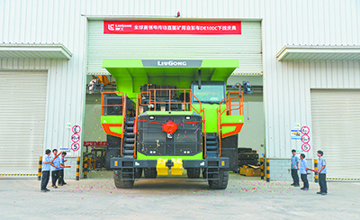 全球首創(chuàng)技術應用！柳工DE100C剛性自卸車下線