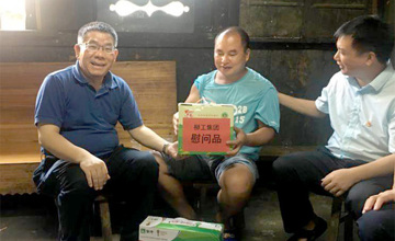 曾光安在定點扶貧村調(diào)研時指出:立足產(chǎn)業(yè)扶貧 著力提高村集體收入