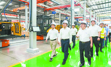 自治區副主席、柳州市委書記譚丕創到柳工調研