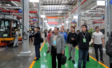 70+中外媒體記者齊聚 | 2025“東盟伙伴”媒體合作周聯合采訪團走進柳工挖掘機智慧工廠