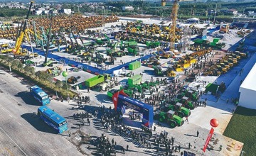 2025柳工全球經銷商年會暨11·26全球客戶節盛大舉行 現場簽約意向訂單總額達60億元